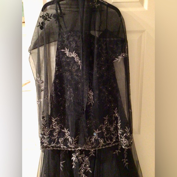 💕3X HP💕⬇️PD⬇️Mon Cheri Black with silver evening ball gown with matching shawl - Picture 7 of 12